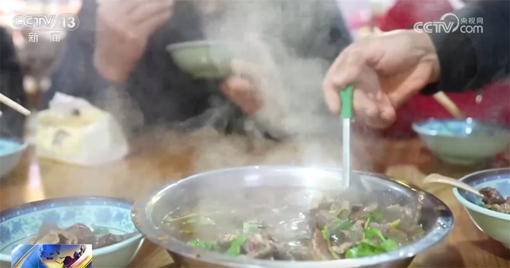 “年经济”消费新场景解锁“吃喝游购娱”沉浸式体验 特色美食洋溢幸福感 “年经济”消费新场景解锁“吃喝游购娱”沉浸式体验 特色美食洋溢幸福感