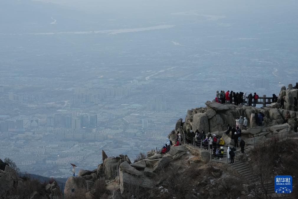 山东泰安：泰山美景引游人