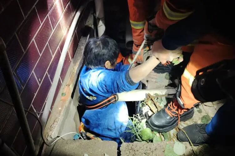 什么？这个只有30厘米的夹缝里竟“藏”了个老人