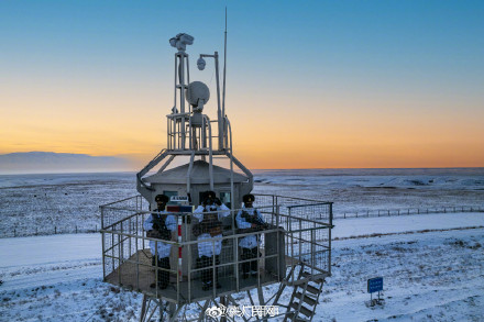 辛苦了！子弟兵驾驶摩托雪橇守护边疆