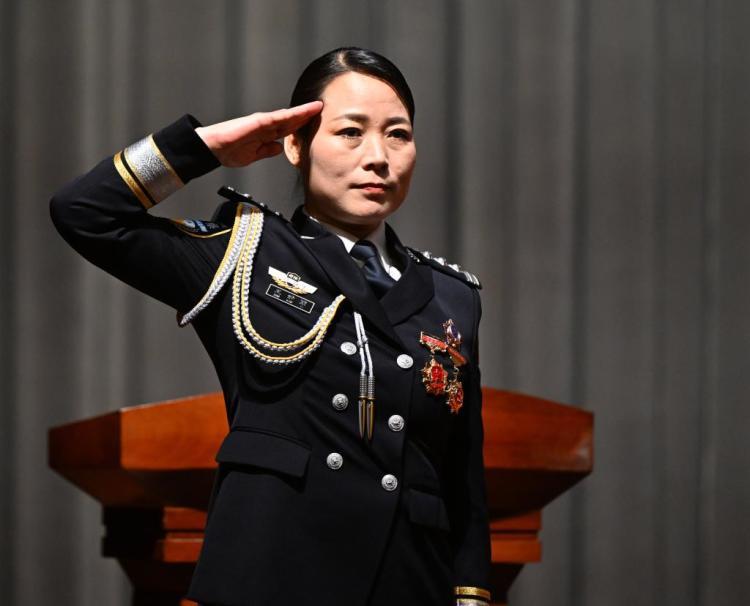 徒手夺刀制止行凶 脸上缝合30多针!河南司法行政戒毒女警王妙丽被表彰 徒手夺刀制止行凶 脸上缝合30多针!河南司法行政戒毒女警王妙丽被表彰