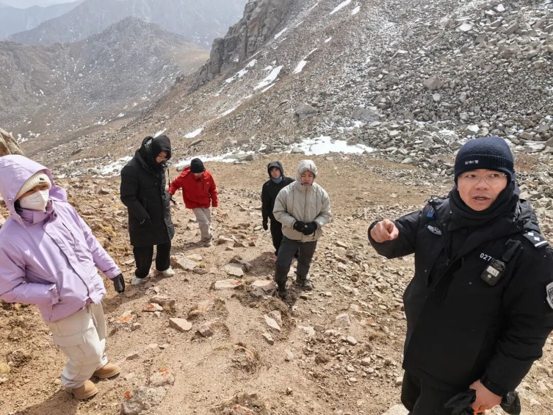 5名驴友迷路，海东临夏两地公安紧急救援……