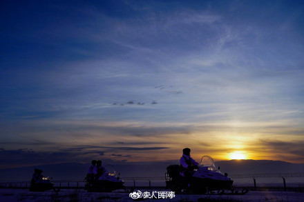 辛苦了！子弟兵驾驶摩托雪橇守护边疆