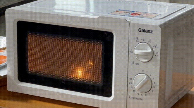 除了金属制品，这些东西也不能放进微波炉！赶快检查→