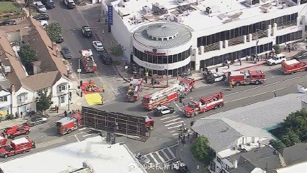 美国一汽车撞入超市3死7伤