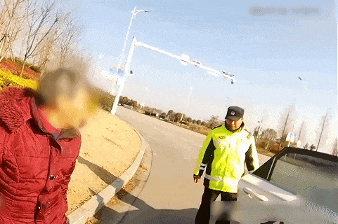 87岁老人想妈妈，瞒着家人徒步5小时要回娘家！92岁哥哥出来迎接时泪目了