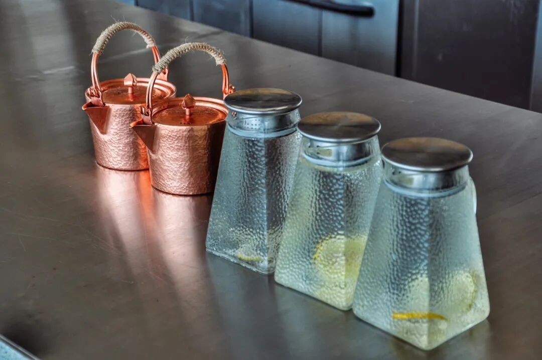 为什么很多餐馆都在提供免费柠檬水啊? 为什么很多餐馆都在提供免费柠檬水啊?