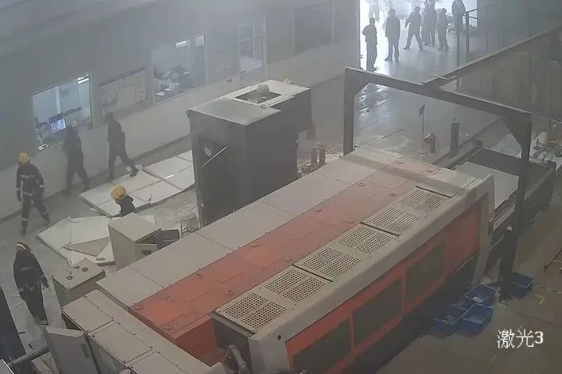 仅30秒浓烟“封锁”车间!员工18分钟用尽26具灭火器 仅30秒浓烟“封锁”车间!员工18分钟用尽26具灭火器