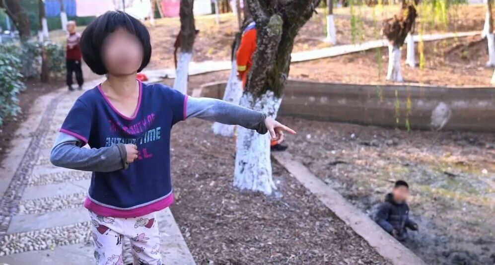 小男孩勇救同伴反受困，化身“小萝卜”急需被“拔”