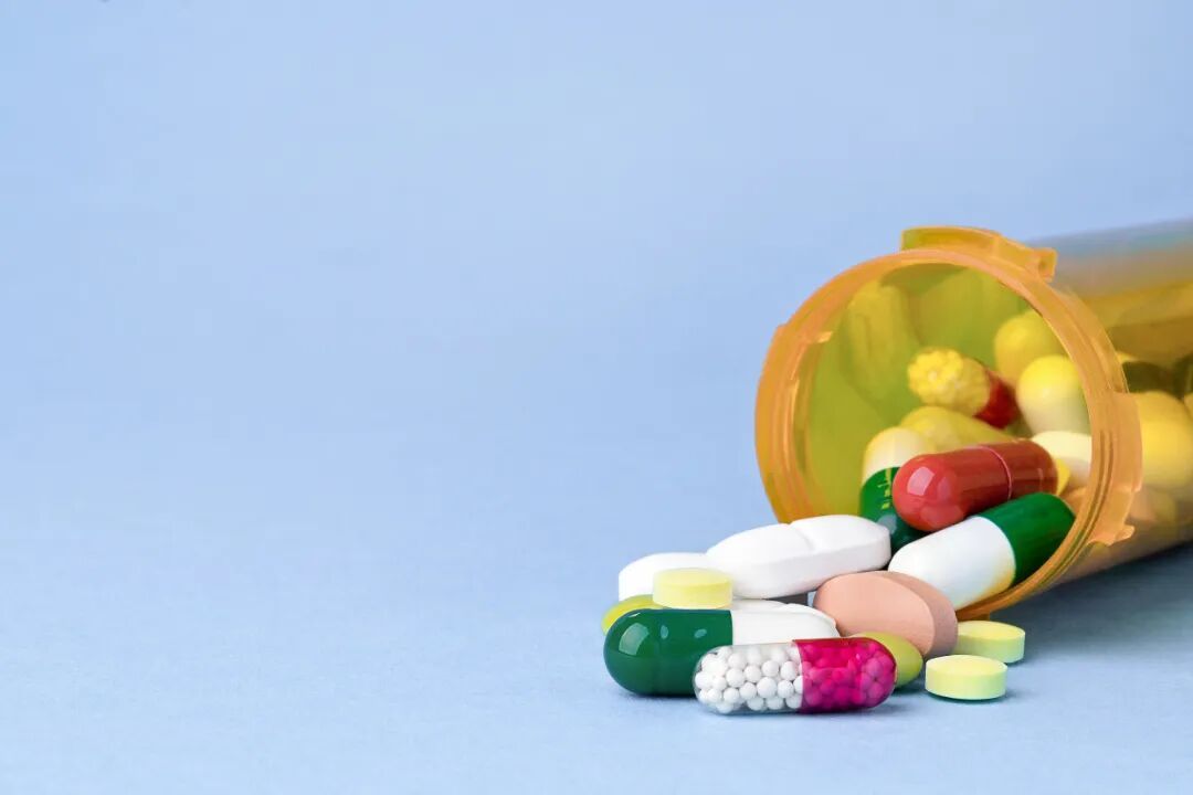 男子把药掰开吃30分钟后昏迷! 医生:这几类药掰开或咬碎吃或可致休克, 甚至死亡