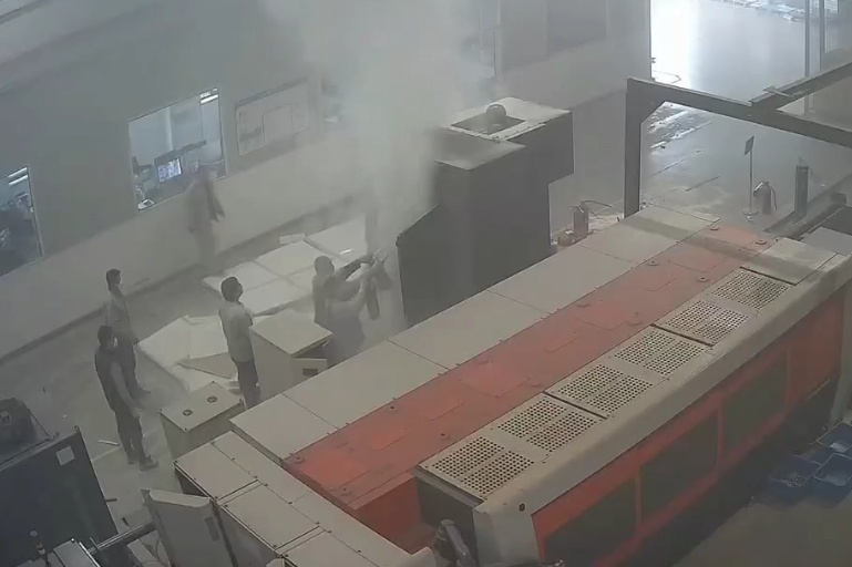 仅30秒浓烟“封锁”车间!员工18分钟用尽26具灭火器 仅30秒浓烟“封锁”车间!员工18分钟用尽26具灭火器