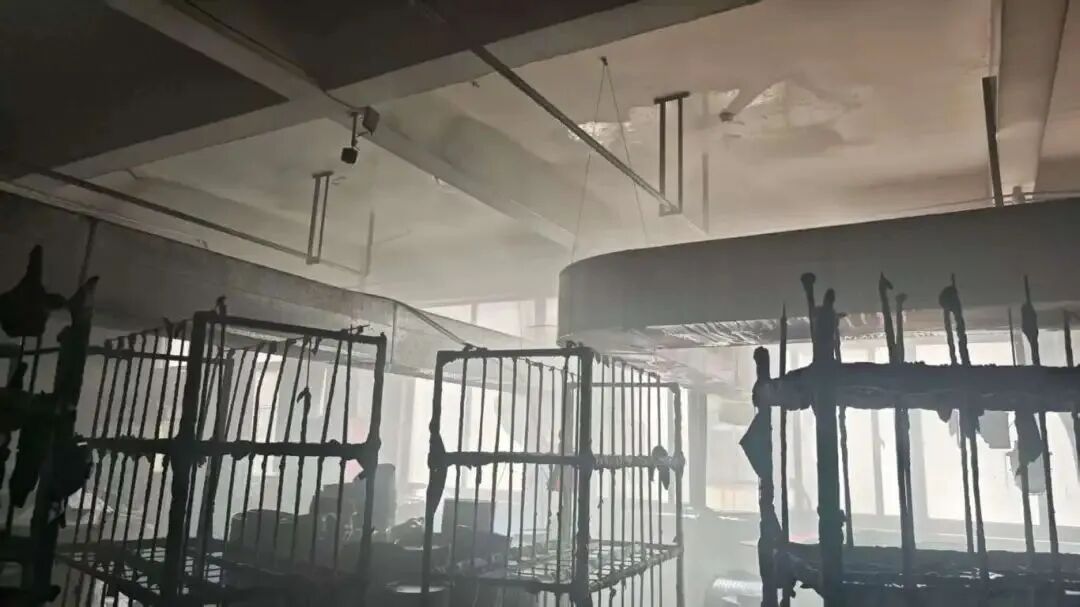 仅30秒浓烟“封锁”车间!员工18分钟用尽26具灭火器 仅30秒浓烟“封锁”车间!员工18分钟用尽26具灭火器