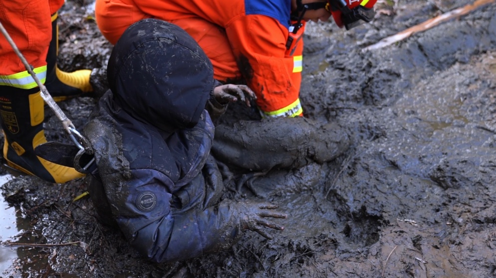 小男孩勇救同伴反受困，化身“小萝卜”急需被“拔”