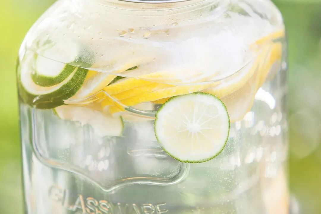 为什么很多餐馆都在提供免费柠檬水啊? 为什么很多餐馆都在提供免费柠檬水啊?