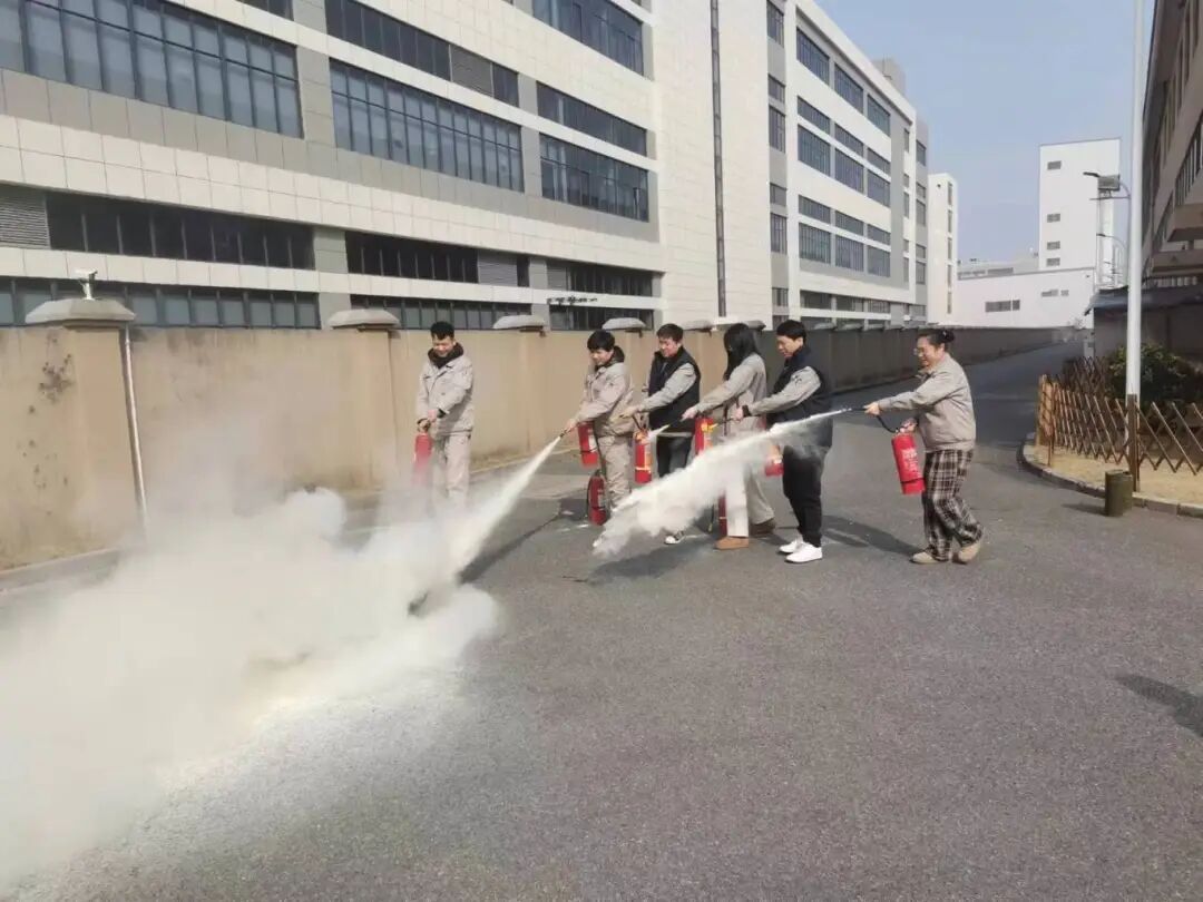 仅30秒浓烟“封锁”车间!员工18分钟用尽26具灭火器 仅30秒浓烟“封锁”车间!员工18分钟用尽26具灭火器
