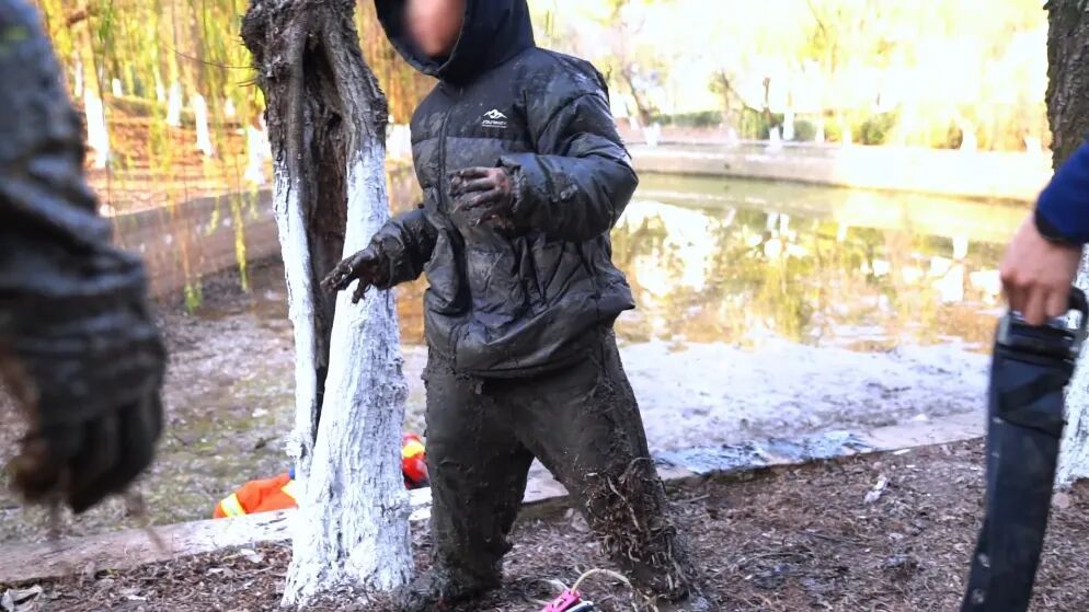 小男孩勇救同伴反受困，化身“小萝卜”急需被“拔”