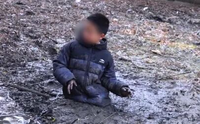 小男孩勇救同伴反受困，化身“小萝卜”急需被“拔”