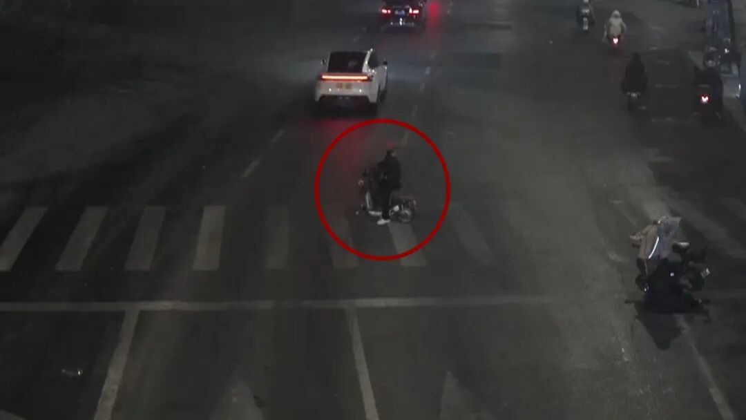 重回现场丨肇事逃逸竟称“怕耽误我事”？依法拘留！