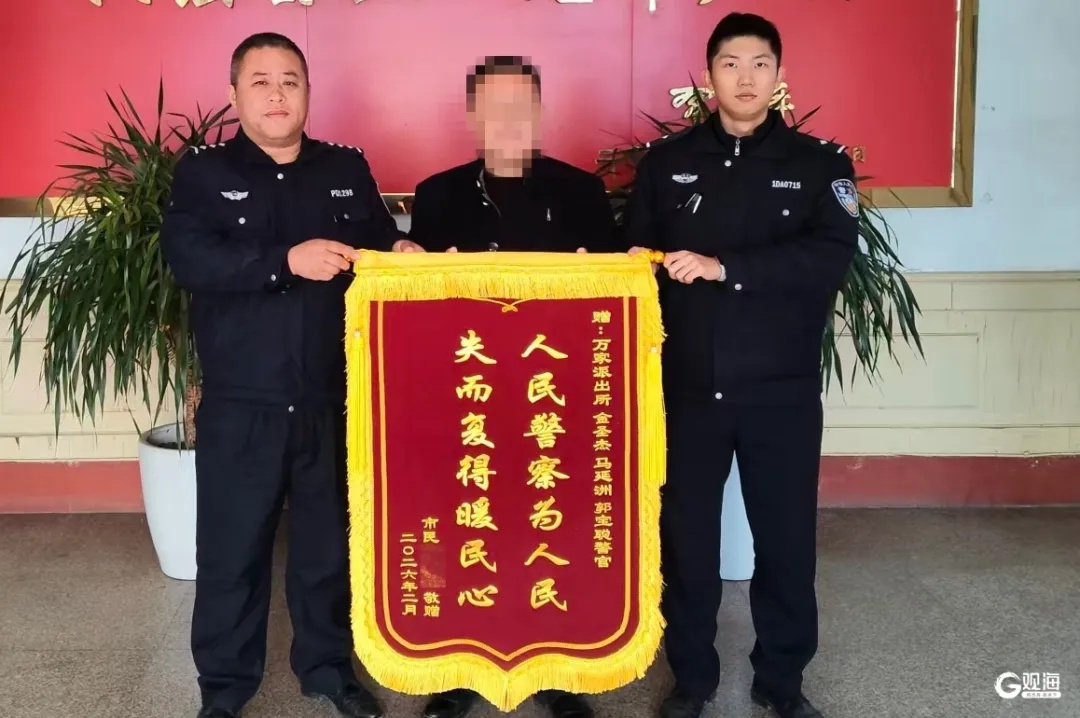 青岛一男子大扫除将旧冰箱卖了,母亲:里面有金银首饰、现金、玉器挂件 青岛一男子大扫除将旧冰箱卖了,母亲:里面有金银首饰、现金、玉器挂件