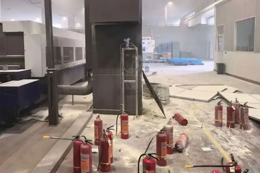 仅30秒浓烟“封锁”车间!员工18分钟用尽26具灭火器 仅30秒浓烟“封锁”车间!员工18分钟用尽26具灭火器