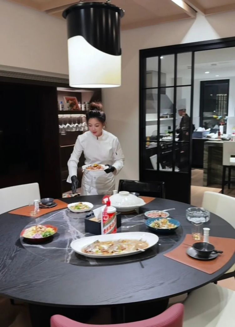 私厨上门做年夜饭爆火！日薪上千仍“一厨难求”！