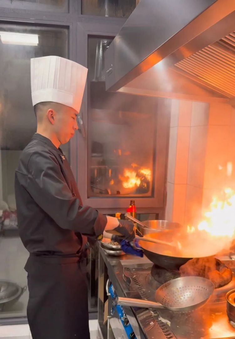 私厨上门做年夜饭爆火！日薪上千仍“一厨难求”！