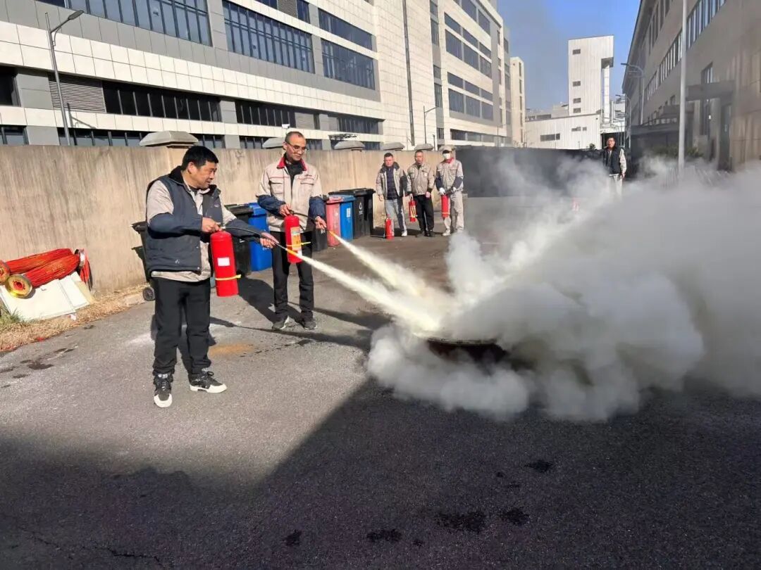 仅30秒浓烟“封锁”车间!员工18分钟用尽26具灭火器 仅30秒浓烟“封锁”车间!员工18分钟用尽26具灭火器