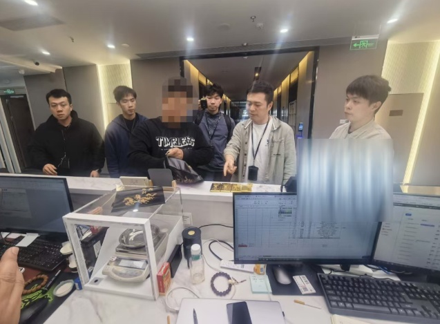 女子被骗600万元 全被换成5.9公斤黄金 再晚10分钟就......