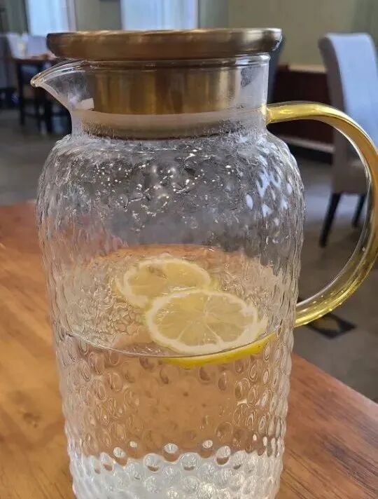 为什么很多餐馆都在提供免费柠檬水啊? 为什么很多餐馆都在提供免费柠檬水啊?