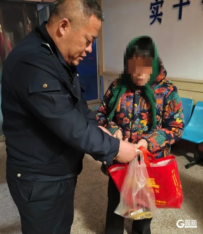 青岛一男子大扫除将旧冰箱卖了,母亲:里面有金银首饰、现金、玉器挂件 青岛一男子大扫除将旧冰箱卖了,母亲:里面有金银首饰、现金、玉器挂件