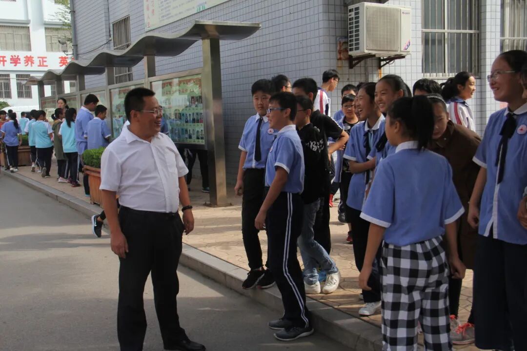 追记那位坚持每周给学生写信的校长…… 追记那位坚持每周给学生写信的校长……