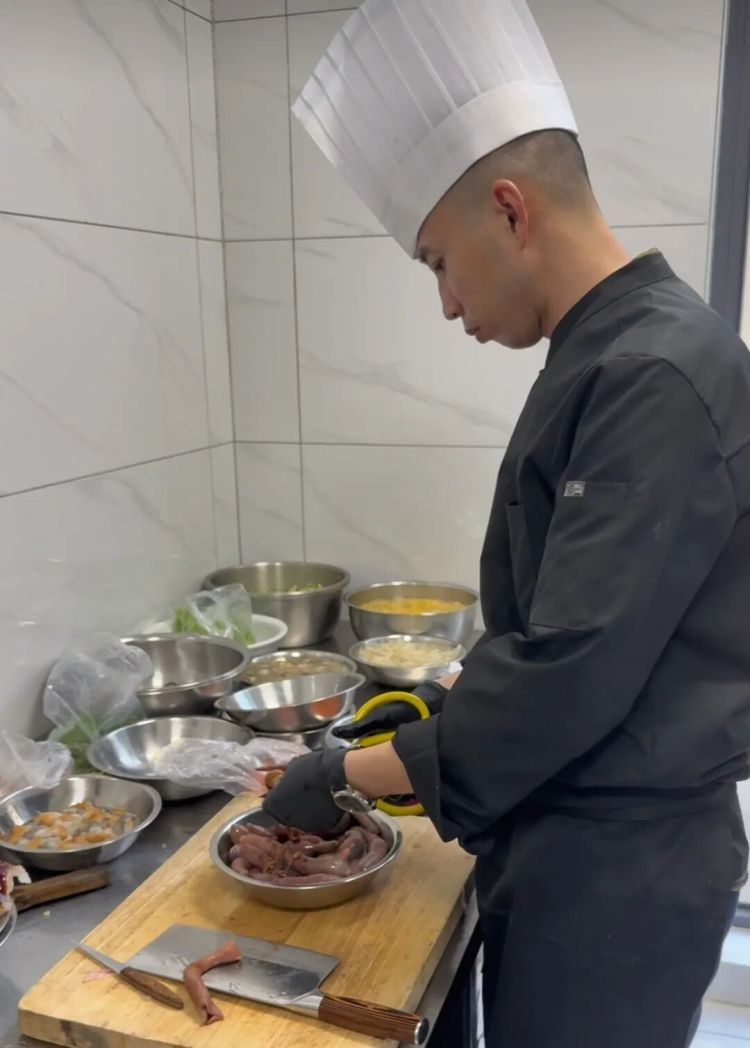 私厨上门做年夜饭爆火！日薪上千仍“一厨难求”！