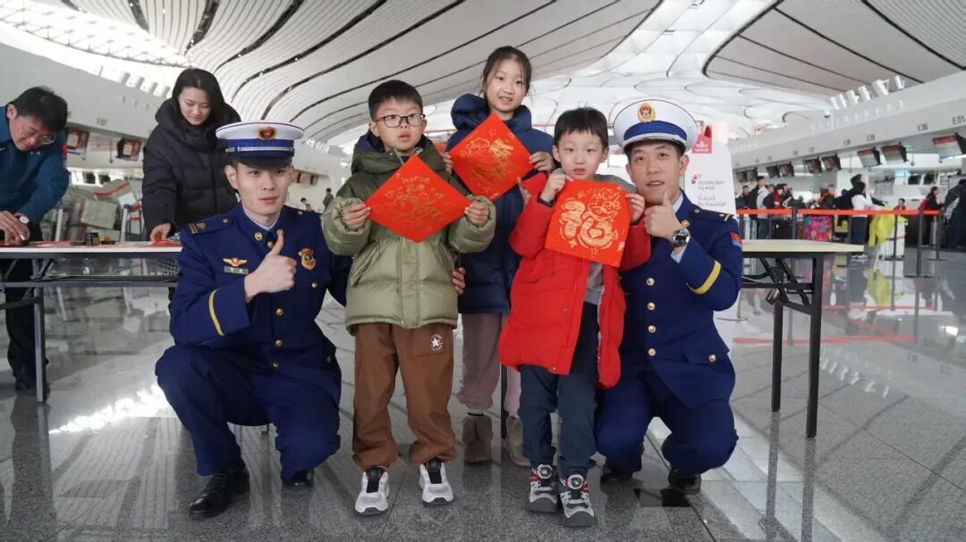 大兴消防“花式”宣传护航春运路 机场航站楼里飘出浓浓“消防年味”