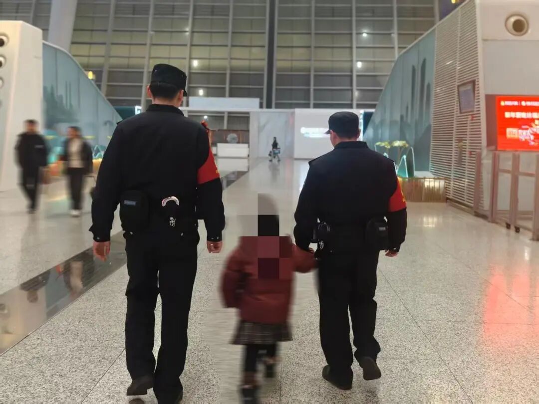 女子独自带三娃赶火车,丢了俩 女子独自带三娃赶火车,丢了俩