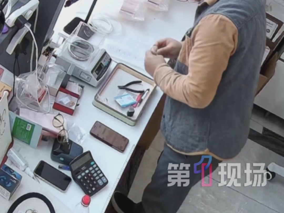 顾客称黄金手镯断裂掉出2颗钢珠，克重少0.3克！店家召回同批次发现有“猫腻”
