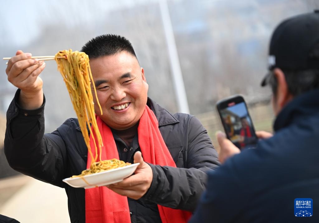 新春走基层丨取碗,强强娃来送饭了! 新春走基层丨取碗,强强娃来送饭了!