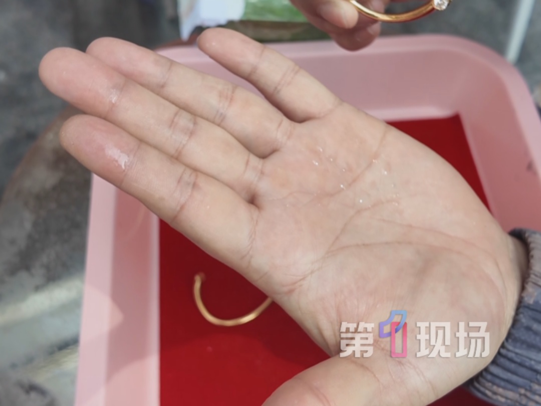 顾客称黄金手镯断裂掉出2颗钢珠，克重少0.3克！店家召回同批次发现有“猫腻”