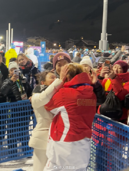 走下领奖台苏翊鸣哭了