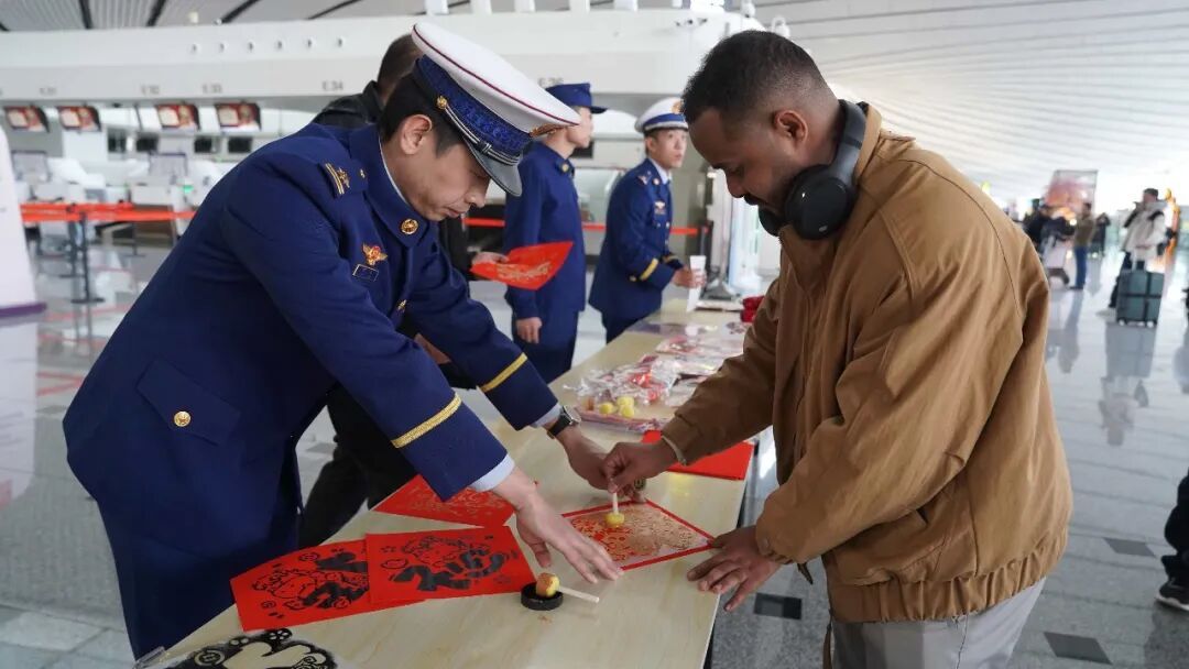 大兴消防“花式”宣传护航春运路 机场航站楼里飘出浓浓“消防年味”