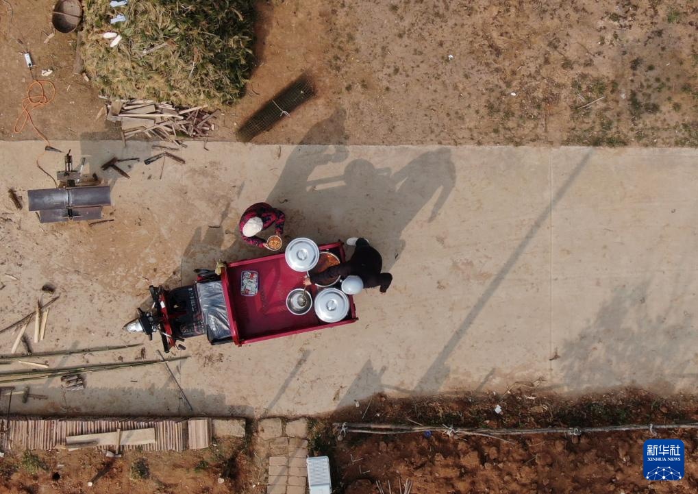 新春走基层丨取碗,强强娃来送饭了! 新春走基层丨取碗,强强娃来送饭了!