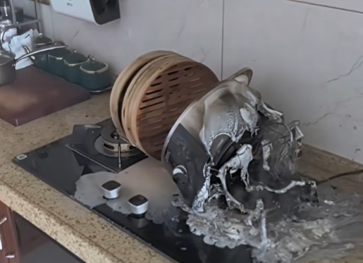 又一起！她家锅两分钟烧化，这种错不少人都犯过