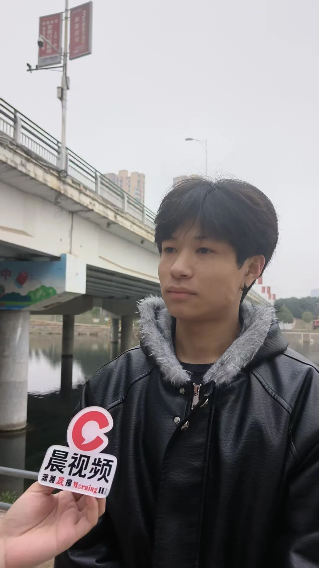 小伙从10多米高大桥跳水救人，妈妈心疼大哭！获救者：对不起，麻烦你了，谢谢