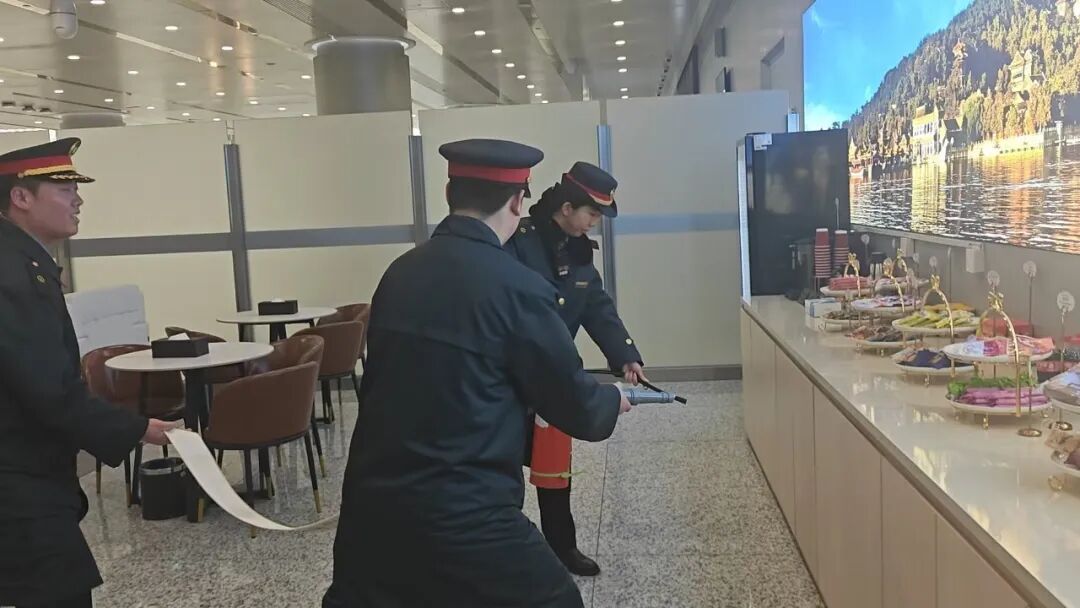 大兴消防“花式”宣传护航春运路 机场航站楼里飘出浓浓“消防年味”