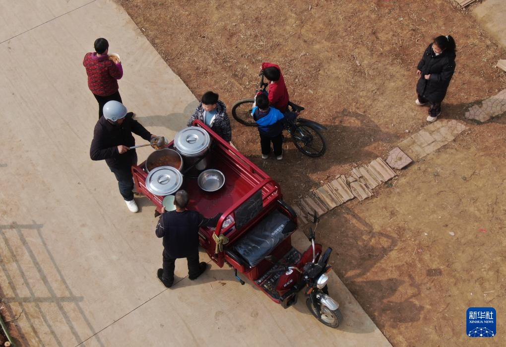 新春走基层丨取碗,强强娃来送饭了! 新春走基层丨取碗,强强娃来送饭了!