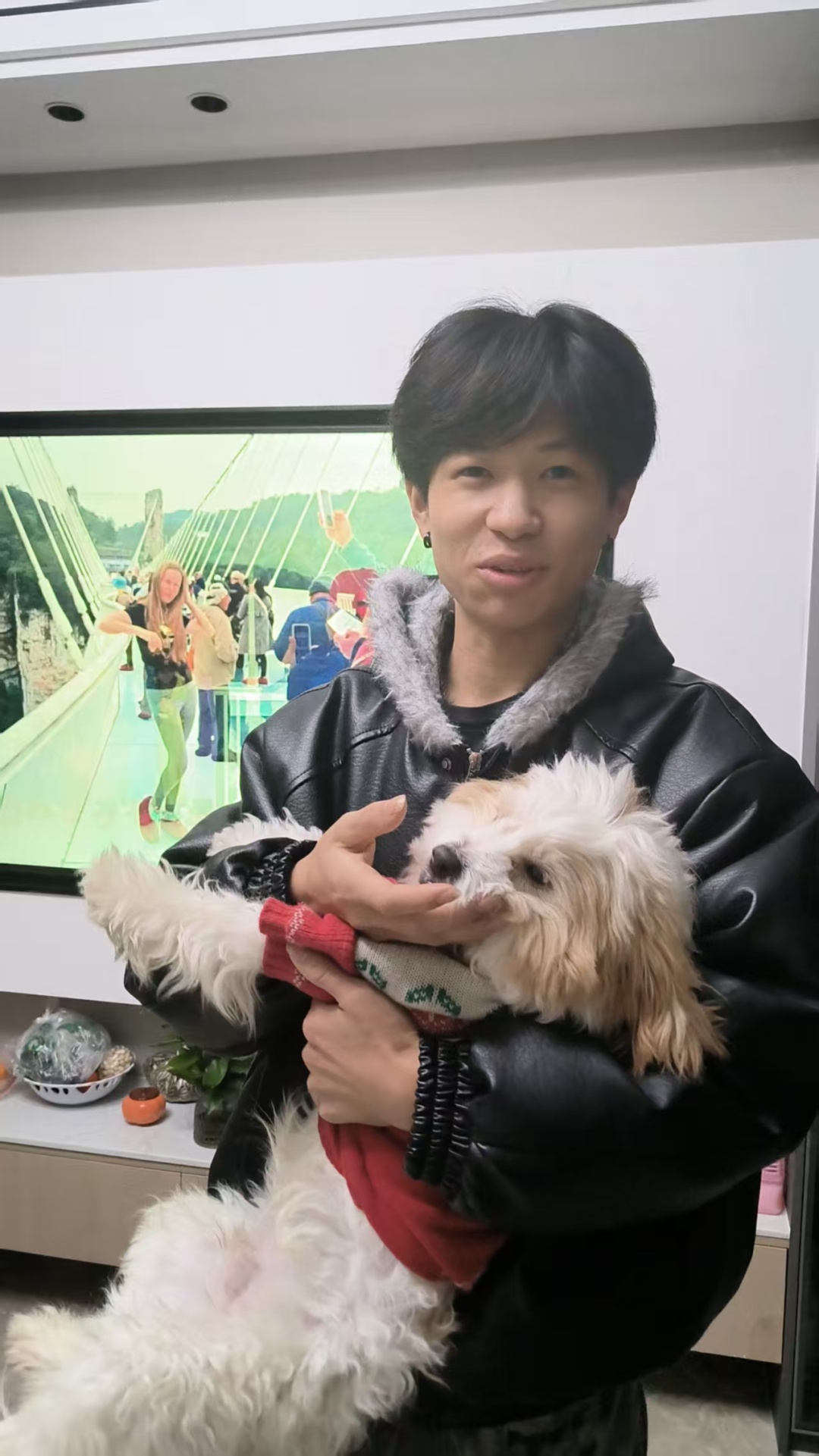 小伙从10多米高大桥跳水救人，妈妈心疼大哭！获救者：对不起，麻烦你了，谢谢