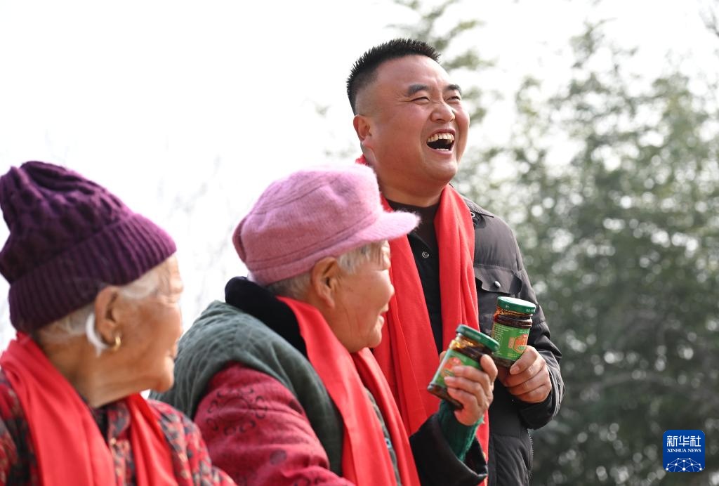 新春走基层丨取碗,强强娃来送饭了! 新春走基层丨取碗,强强娃来送饭了!