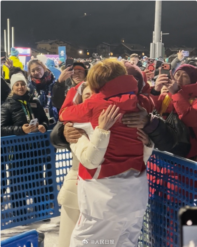 苏翊鸣获得米兰冬奥会中国代表团首枚奖牌，走下领奖台，他哭了…