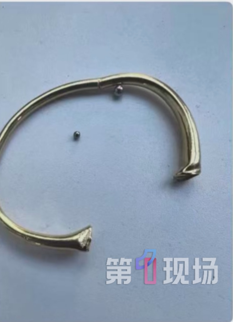 顾客称黄金手镯断裂掉出2颗钢珠，克重少0.3克！店家召回同批次发现有“猫腻”
