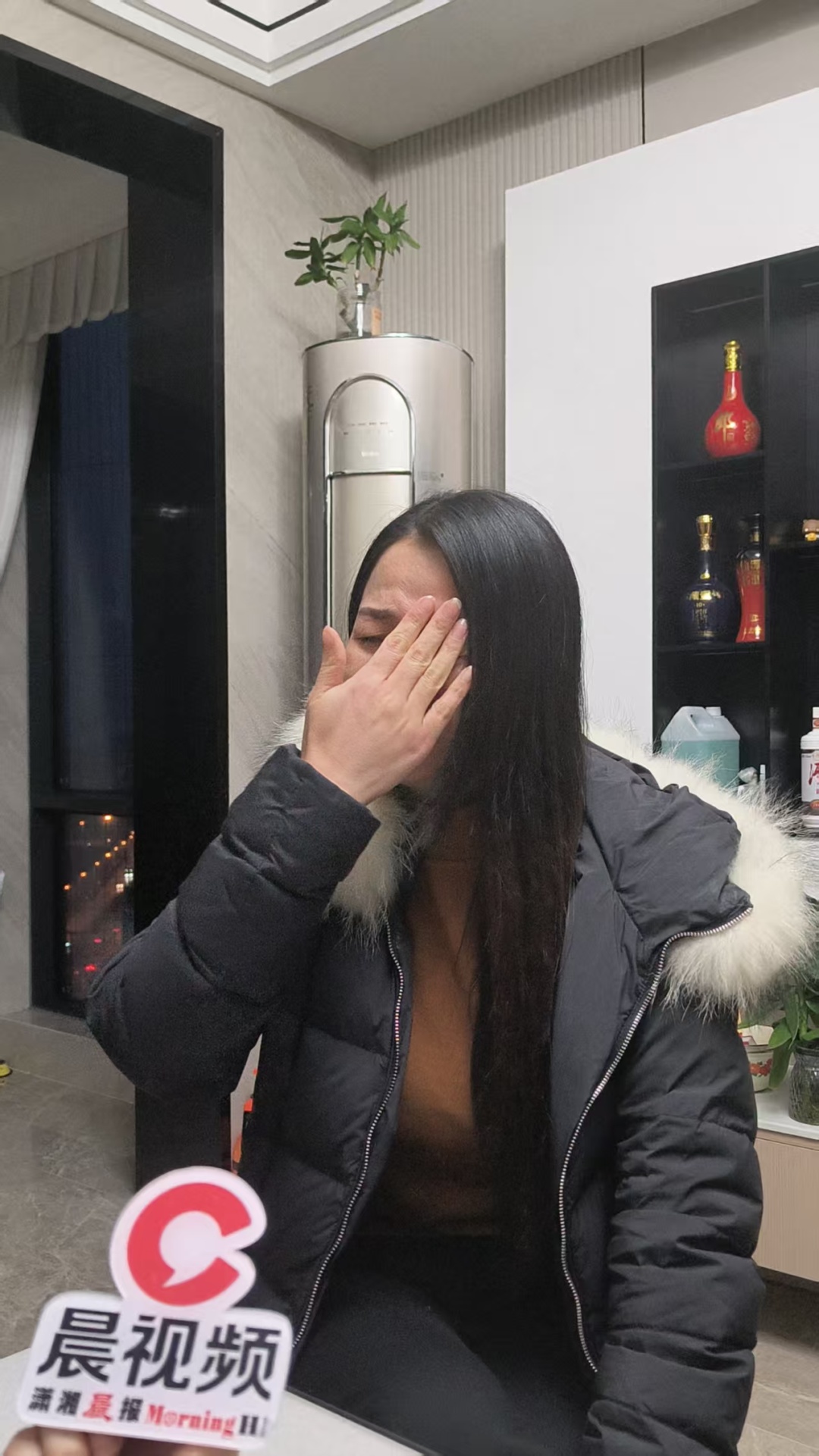 小伙从10多米高大桥跳水救人，妈妈心疼大哭！获救者：对不起，麻烦你了，谢谢