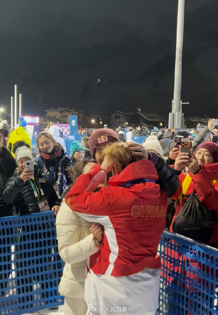 走下领奖台苏翊鸣哭了